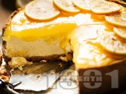 Лимонов чийзкейк с блат от бисквити, заквасена сметана и крема сирене - снимка на рецептата